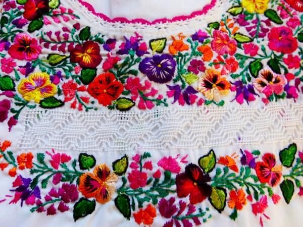 Bordado tradicional oaxaqueño — blusa bordada con flores multicolores del Istmo de Tehuantepec